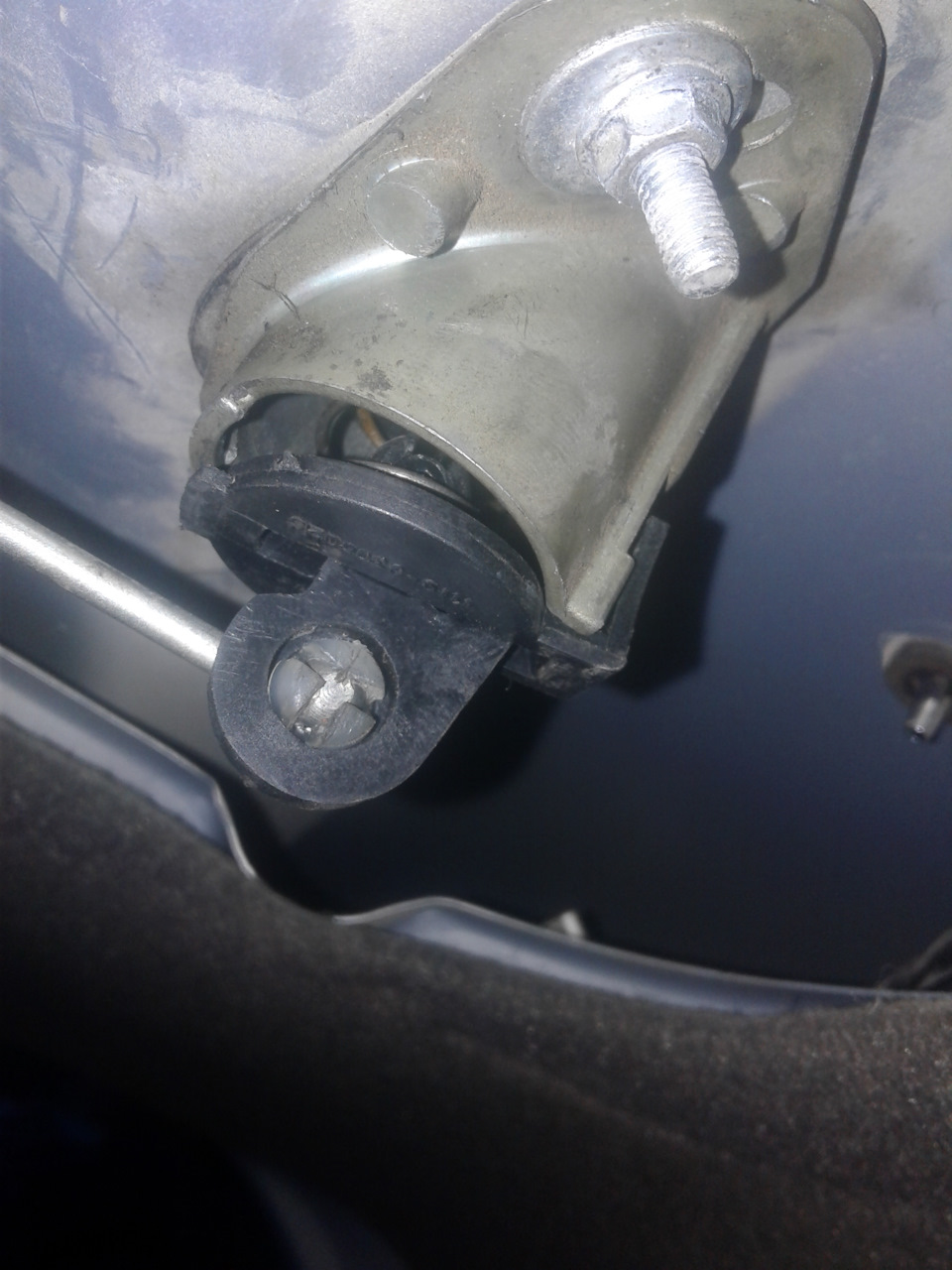 Замена клапана продувки адсорбера и кнопки открывания багажника — Lada ...