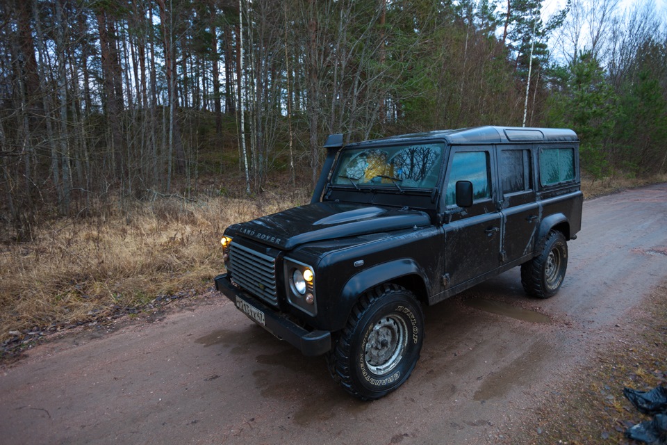 Land Rover Defender в грязи