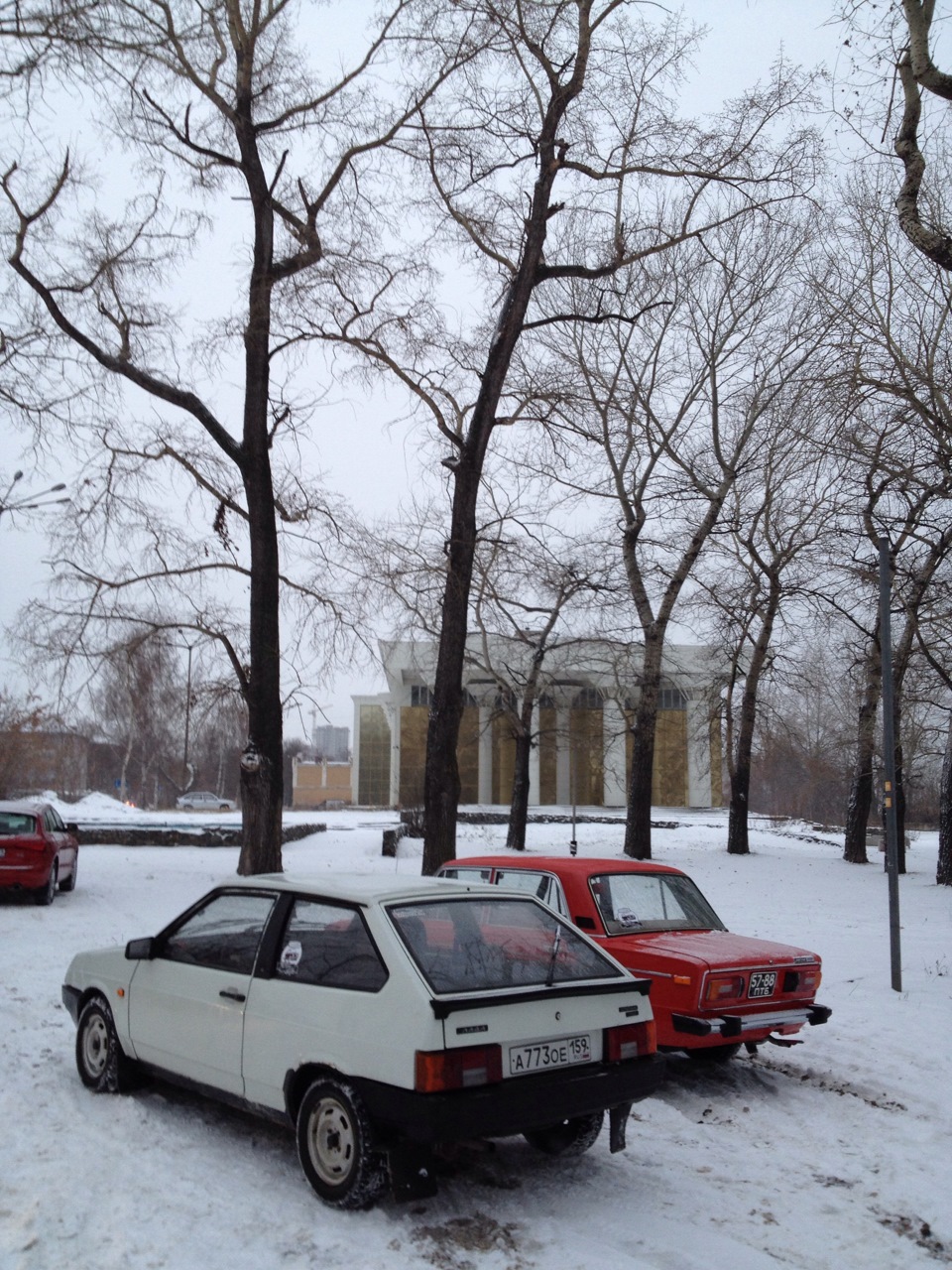 Еще одно фото двух машин — Lada 2106, 1,6 л, 1979 года | фотография | DRIVE2