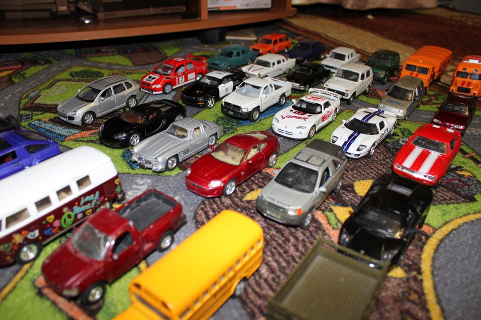 Машинка ест игрушки. Много машинок. Много игрушечных машинок. Машинки много машинок. Машинки несколько.