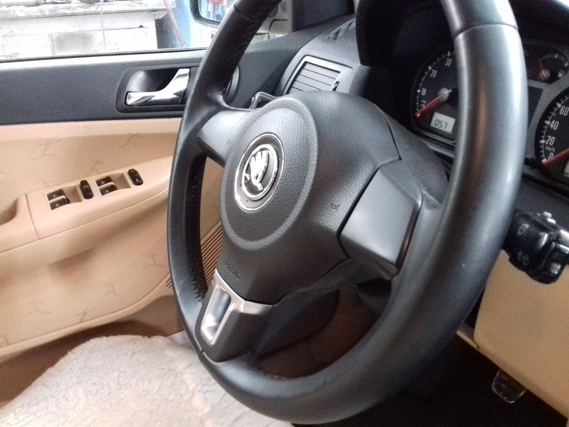 Fabia как снять руль Поставил кожаный руль и ручник+стрелки от Г4! - Skoda Fabia Mk1, 1,6 л, 2001 год