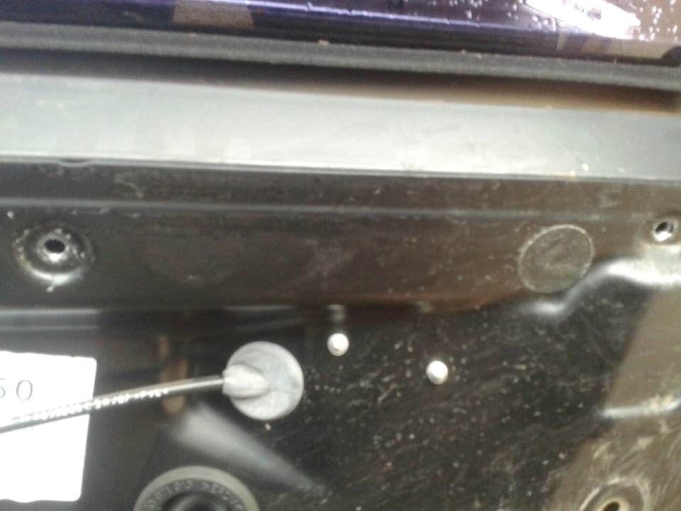 Высверливаем пистоны. Чуть ниже парочку тоже. — Volkswagen Touareg (1G)