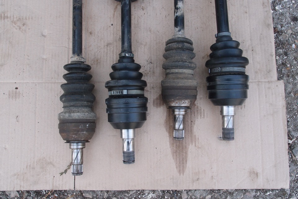 Здесь хорошо видно насколько разная длина валов и как отличается шлицевая часть. — Opel Astra G