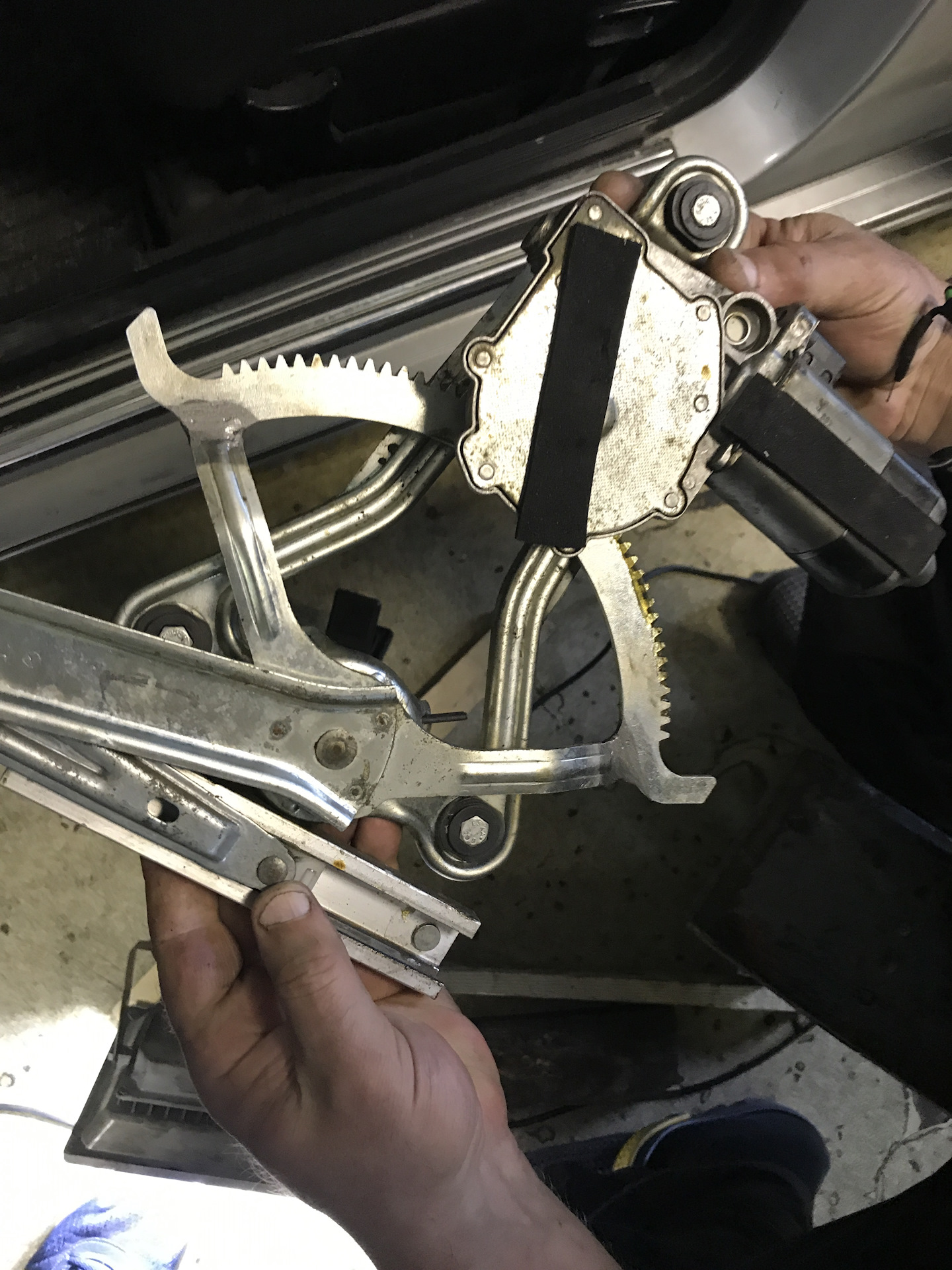 стеклоподъемник передний левый мерседес 140. как снять стеклоподъемник мерседес. задний тросик стеклоподъемника мерседес w202 драйв. номер моторчика эсп w124. Mercedes gls стеклоподъемник скрежет.