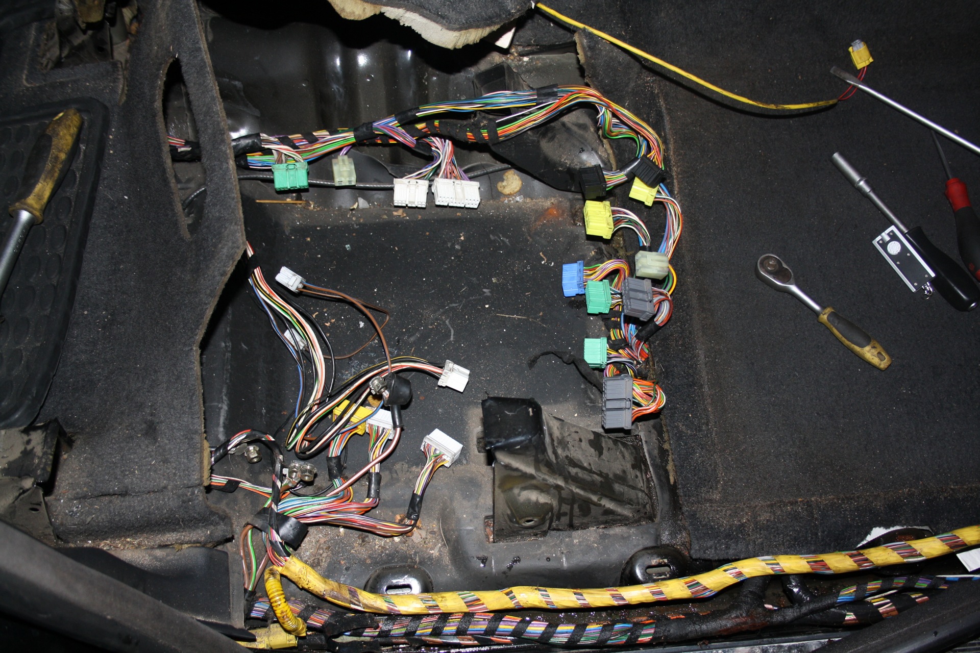 Крепление массы под сиденьем зафира 2003. Тойота прадо 120 усилитель звука под сиденьем. Разъем пассажирского сидения лагуна 2. Гранта вода под ковриком пассажира. Колонки под пассажирским сидением сиденьем.