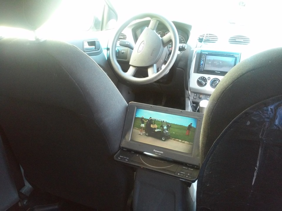 А теперь детишки смотрят мультики — Ford Focus Wagon II, 1,6 л, 2005 ...
