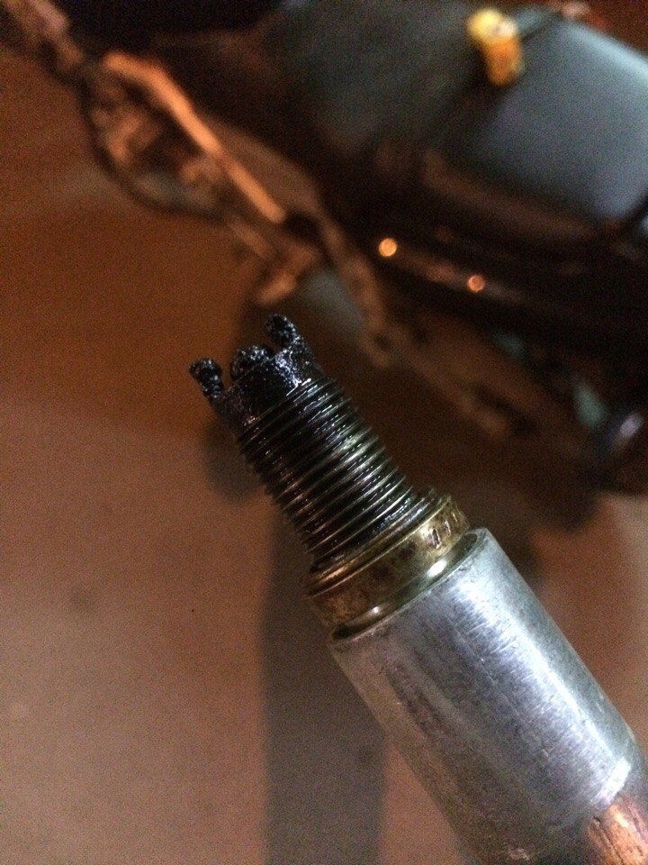 прогорела свеча в 3м цилиндре — Mitsubishi Cedia, 1,8 л, 2002 года ...