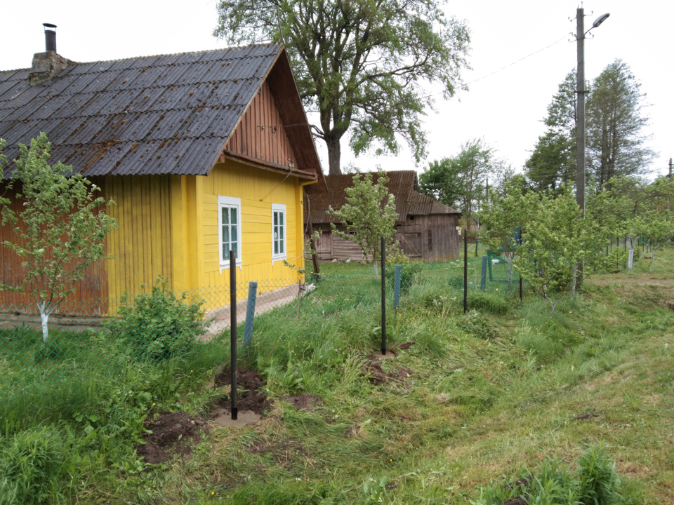 Можно ли натягивать колючую проволоку на забор между соседями