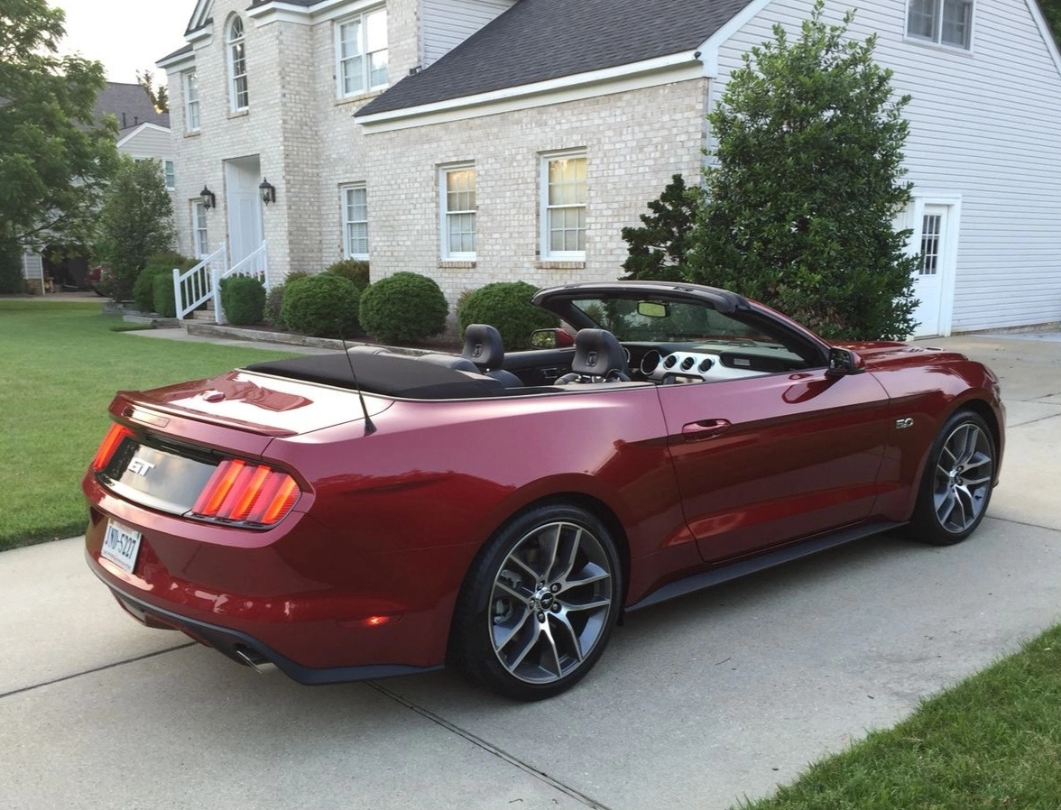 Ford Mustang Cabrio Red