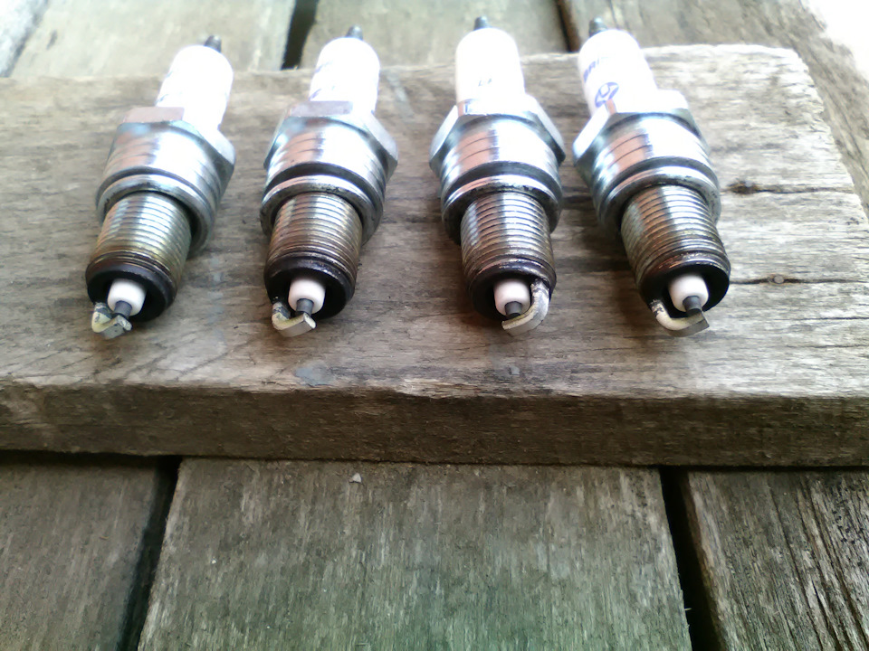 Свечи ауди 80 карбюратор. Свечи зажигания ауди а 8 двигатель 30 клапанов. Свечи audi 80 b3 1. Ауди 80 б4 2. Ауди 80 б4 2.