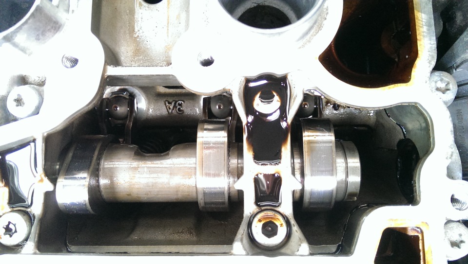 Чистота под клапанной крышкой — Volkswagen Tiguan (1G), 2 л, 2010 года ...