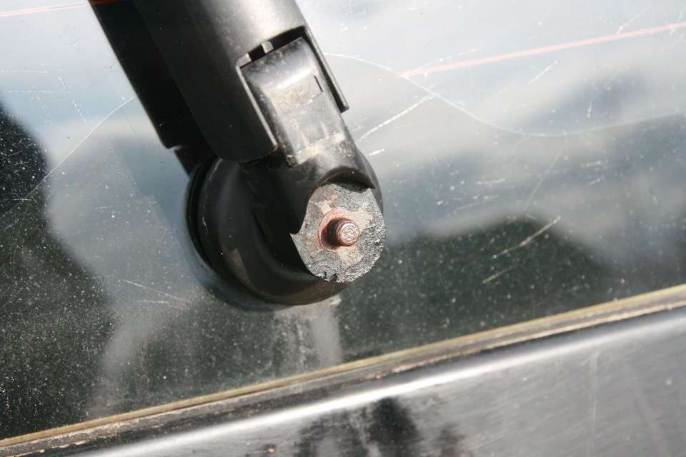 [018] Сломался дворник багажника — Mitsubishi Lancer IX, 1,6 л, 2004 ...