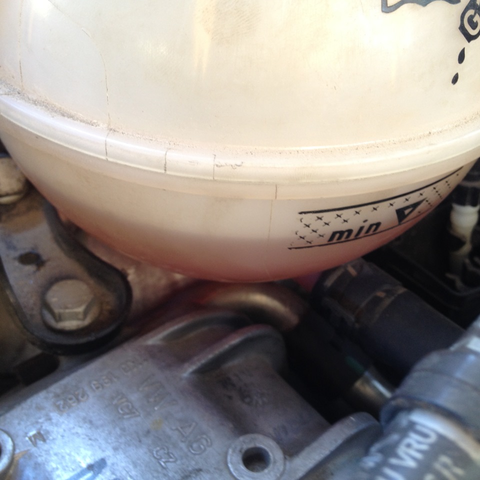 Треснул расширительный бачок?! — Volkswagen Passat B7, 1,8 л, 2013 года ...