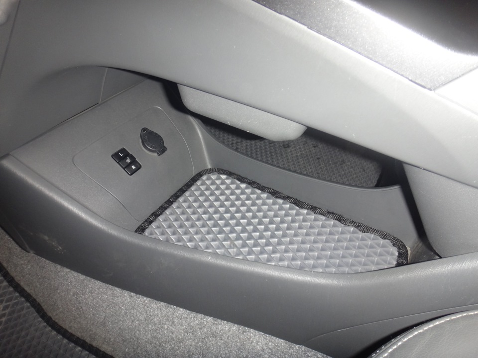 Коврики — Toyota Prius (30), 1,8 л, 2011 года | аксессуары | DRIVE2