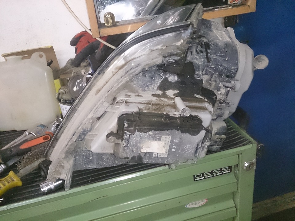 Замена габаритных лампочек в передних фарах — Cadillac STS, 4,6 л, 2007 ...