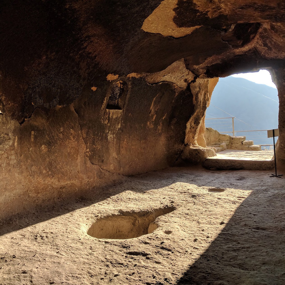 Cave town. Сырная пещера Гумбаши. Сырные пещеры КЧР. Сырные скалы Карачаево-Черкесия. Вардзия секретный тоннель.