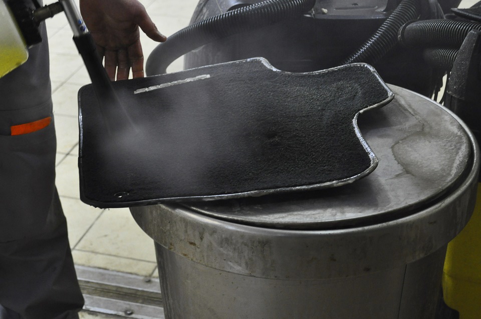 Чистка ковриков. — Land Rover Range Rover Evoque (1G)