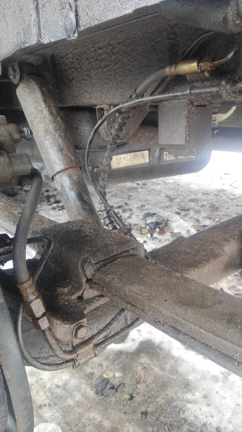 задняя левая тормозная магистраль — Chrysler Town and Country IV