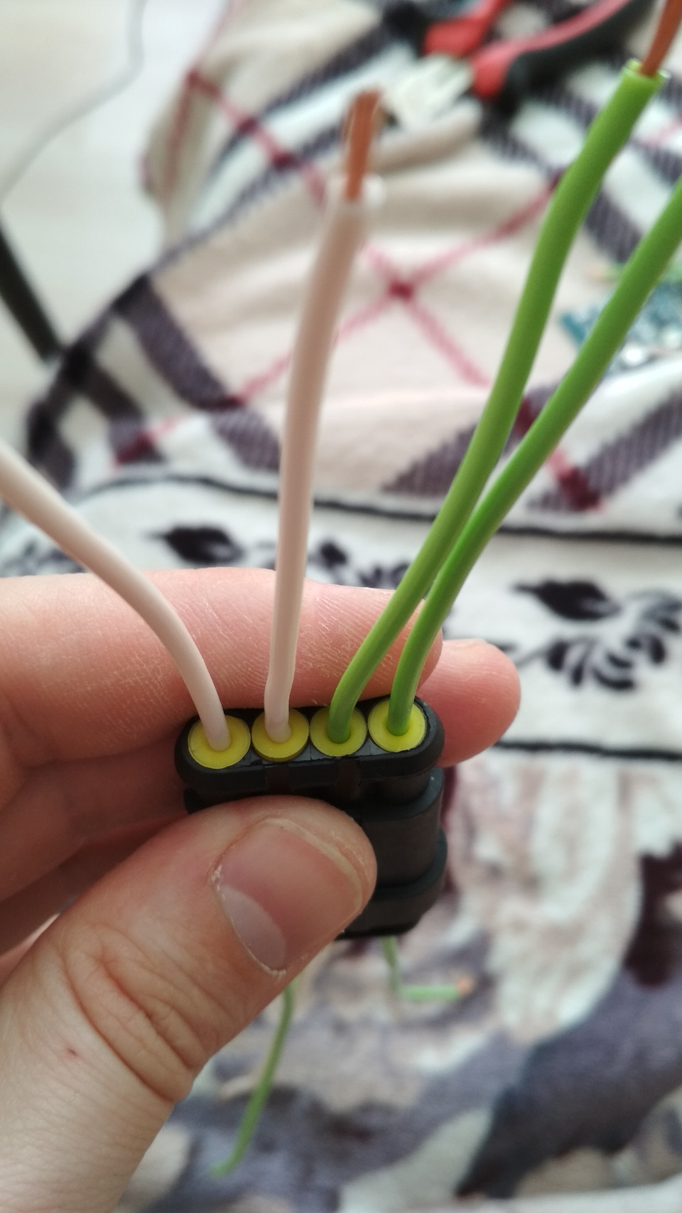 Сзади штекера, вставляются уплотнительные затычки, чтоб конечно же влага не какая не попадала — Lada 2115