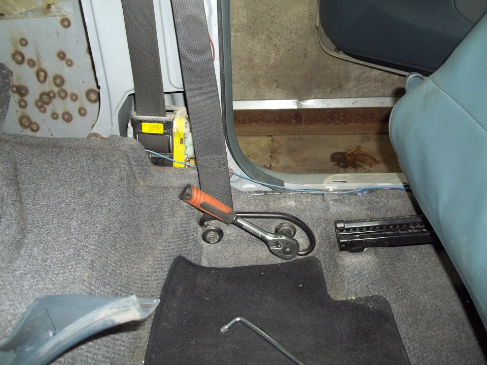 Передний, водительский ремень. — Toyota Yaris (p1)