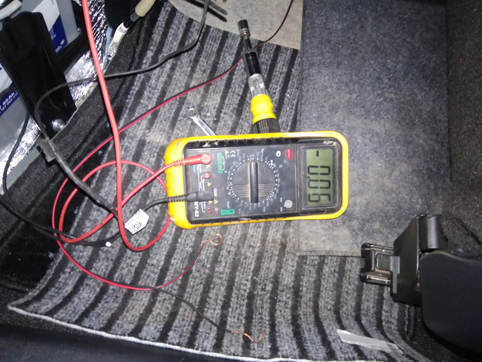 Где находится аккумулятор тойота филдер гибрид