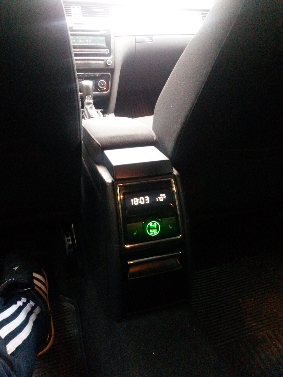 все работает и смотрится отлично! единственное немного ярко с самого гнезда светит под некоторыми углами. Но вроде читал что это лечиться изолентой. если найду инфу то решу этот недостаток! села четко как родная! прям западлецо! светиться постоянно как заводиться машина. Немного пришлось разширить гнездо нождачкой. — Skoda Superb Mk2