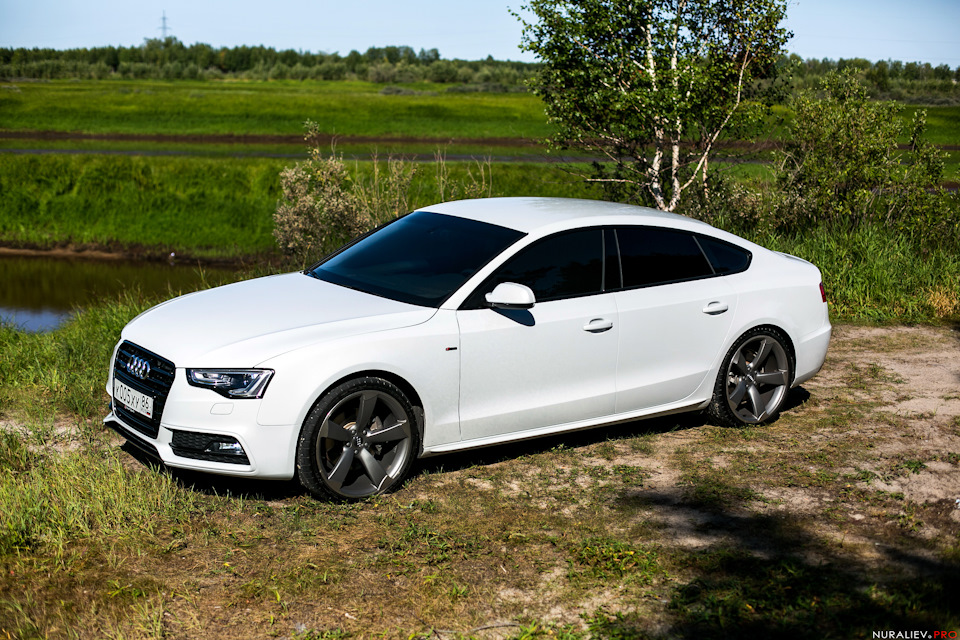 Audi drive. Audi a5 Sportback 2015. Ауди а5 Спортбэк белая. Ауди а5 Спортбэк 2013. Ауди а5 на роторах.