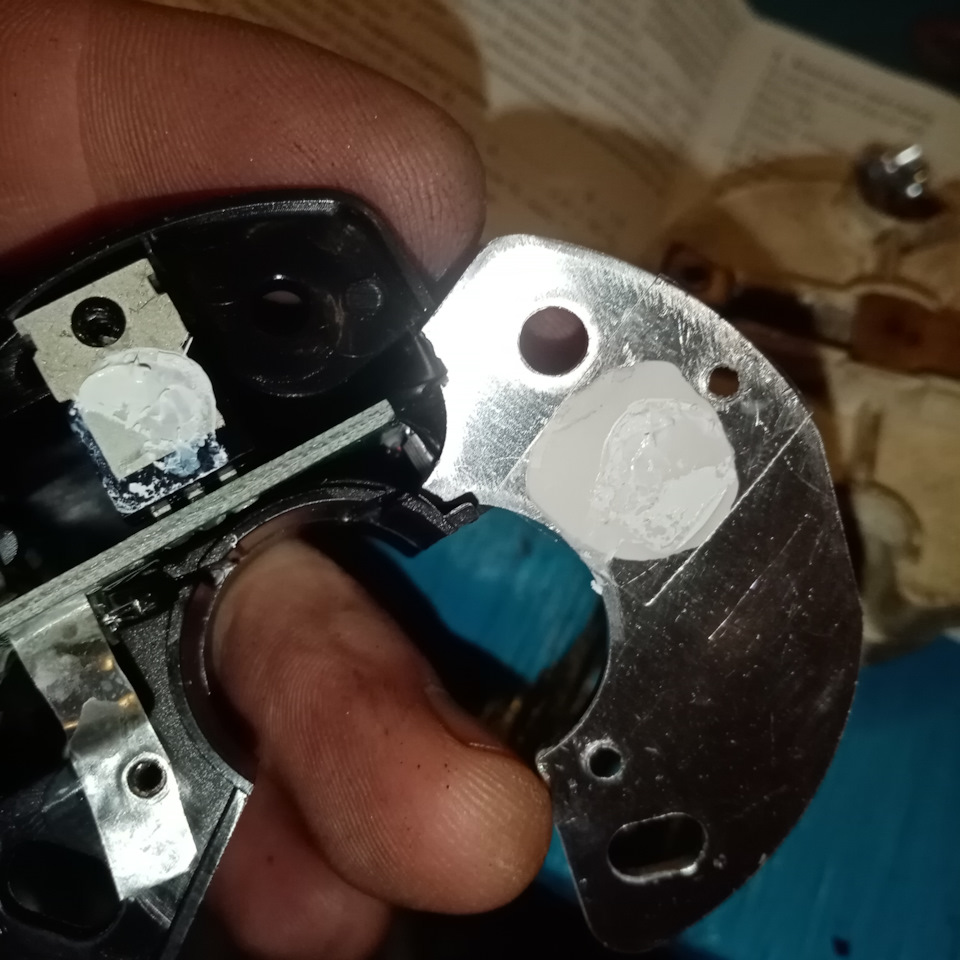 Транзистор неплотно прилегает корпусом к основанию-теплоотводу, плюс ко всему и термопасты с гулькин нос. — Москвич Святогор