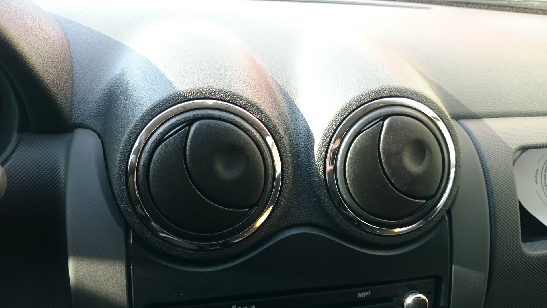 Воздуховоды амг на ларгус. Дефлектор воздуховода рено каптур. Дефлекторы воздуховодов renault logan 2. Воздуховод ларгус. Дефлекторы воздуховода мерседес на ларгус.