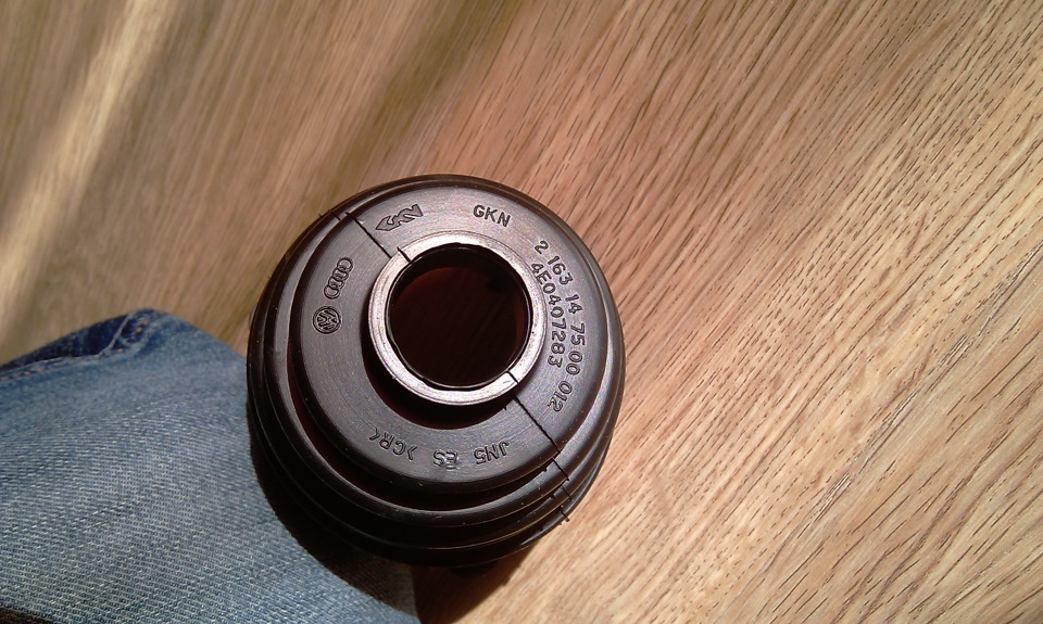 внутренний оригинал в отличии от внешнего пыльника имеет обозначения завода изготовителя — GKN. также сделан из мягкой резины как и loebro — Audi A4 (B6)