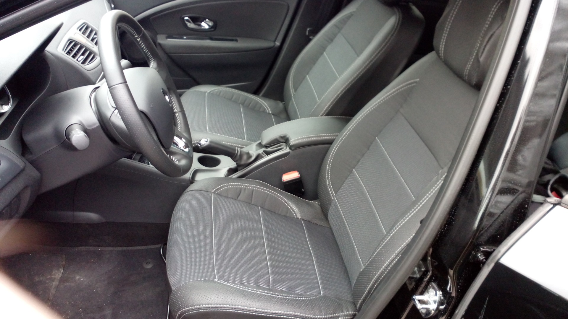 Чехлы fluence. Чехлы renault fluence. Чехлы рено меган 3. Чехлы рено флюенс. Чехлы рено флюенс 2011.