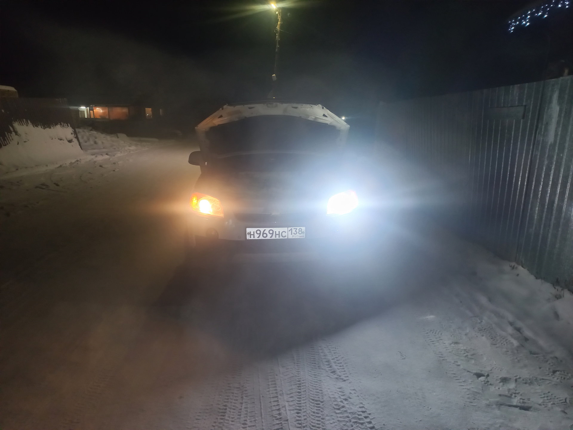 комната со свечами. покой без света. свеча в окне. керосиновая лампа в темноте. свеча горит в темноте.