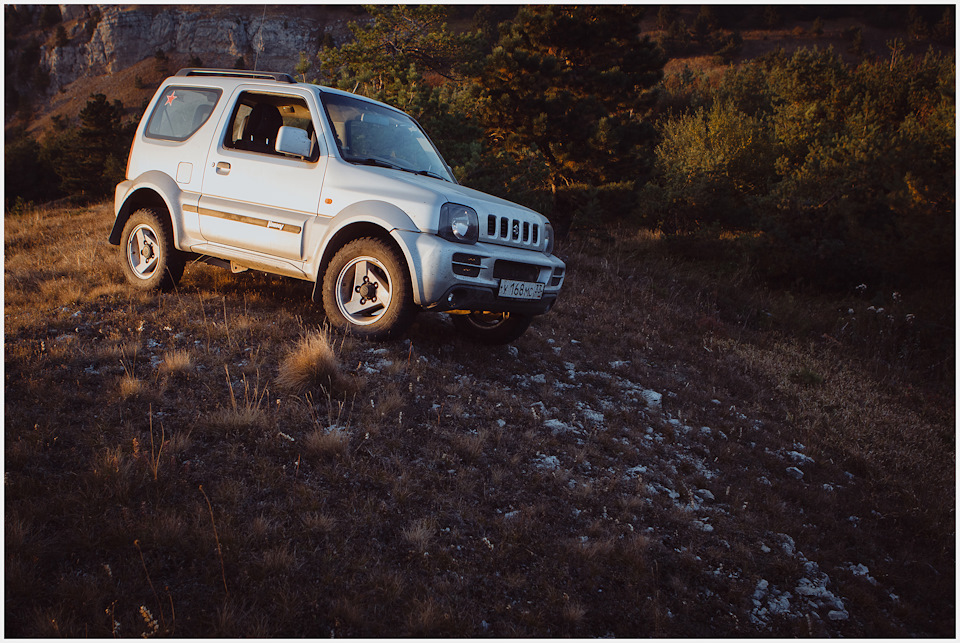 Jimny 1.3. Suzuki Jimny 1. Jimny 1.3 фотообои. Suzuki Jimny 3 черно бежевый. Сузуки Jimny подготовленный на природе.