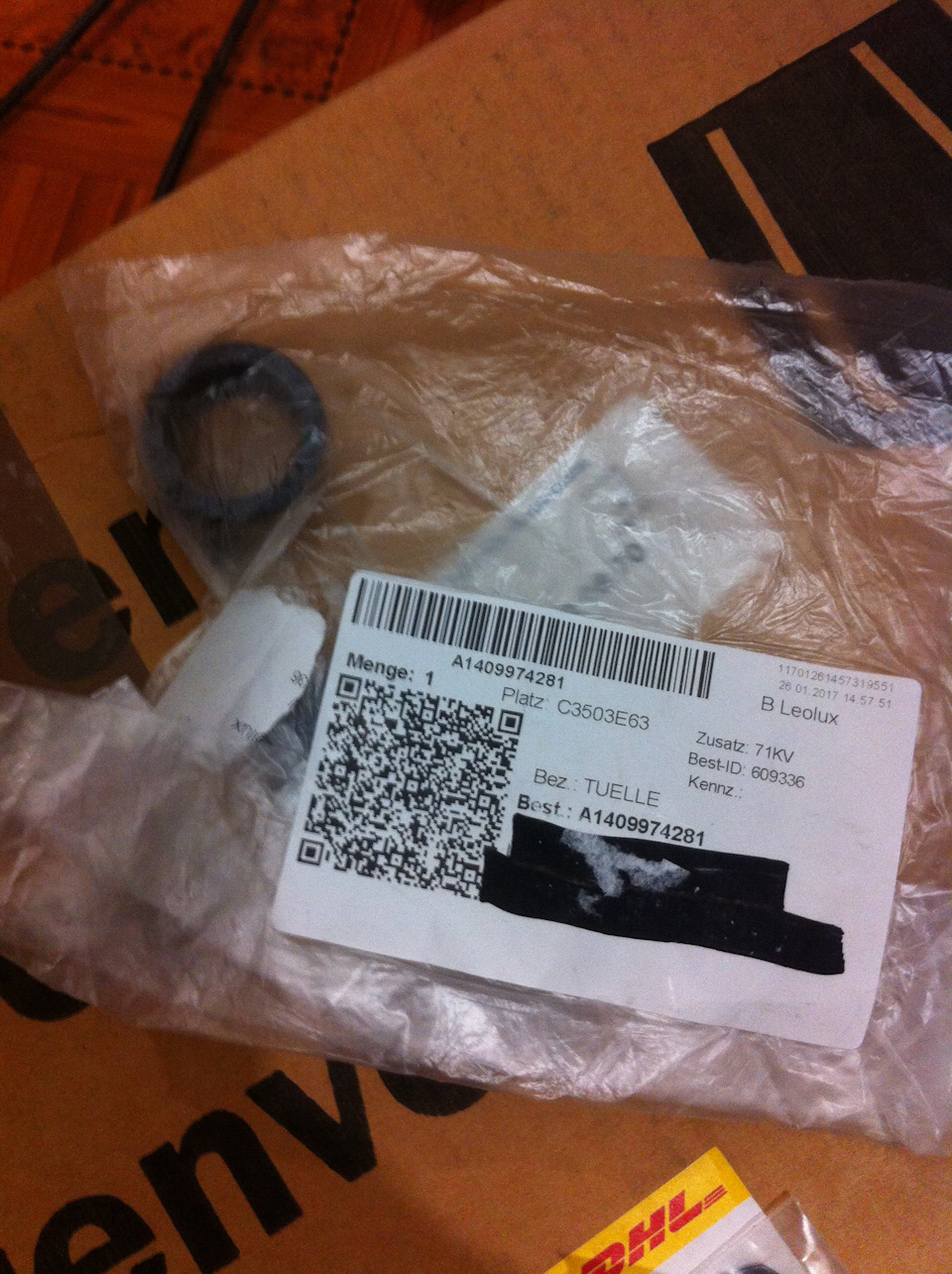 Резинка, насколько помню под какой-то бачок — Mercedes-Benz 190 (W201). Запчасти на фото: A1409974281