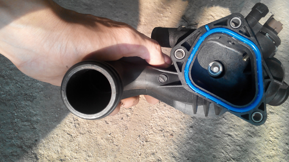 6. вот второй термостат аналог оригинальному стоит 4900 руб оригинальный в районе 11 тыс под заказ и нет в наличии во многих местах или доставка космическая к космической цене запчасти. — Peugeot 308 SW (1G)