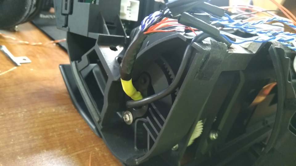 Провода у дисплея были коротковаты и при сборке не дотягивались до контроллера. Пришлось их наращивать. — Mazda Atenza (1G)