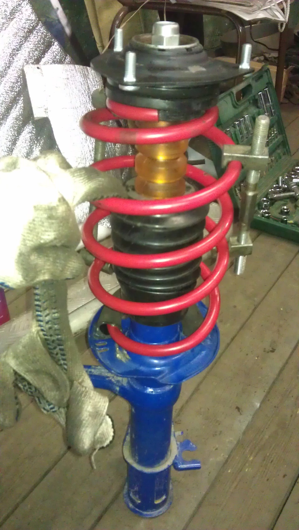 замена стоек своими руками. стойка амортизатора автомобиля. сборка передней стойки форд фокус 2. стойки для проверки амортизаторов и подвески. ремкомплект передней стойки амортизатора делфи ровер 75.