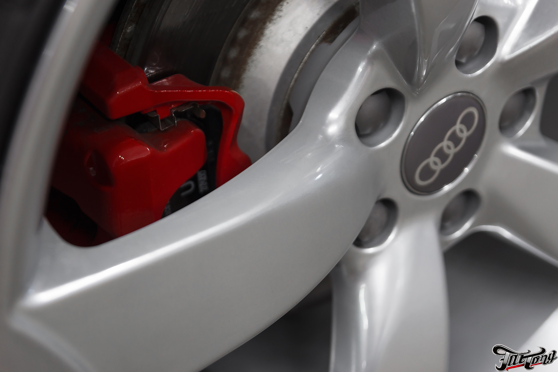 Установить спорт 3. Суппорт окраска q7 Audi Sport.