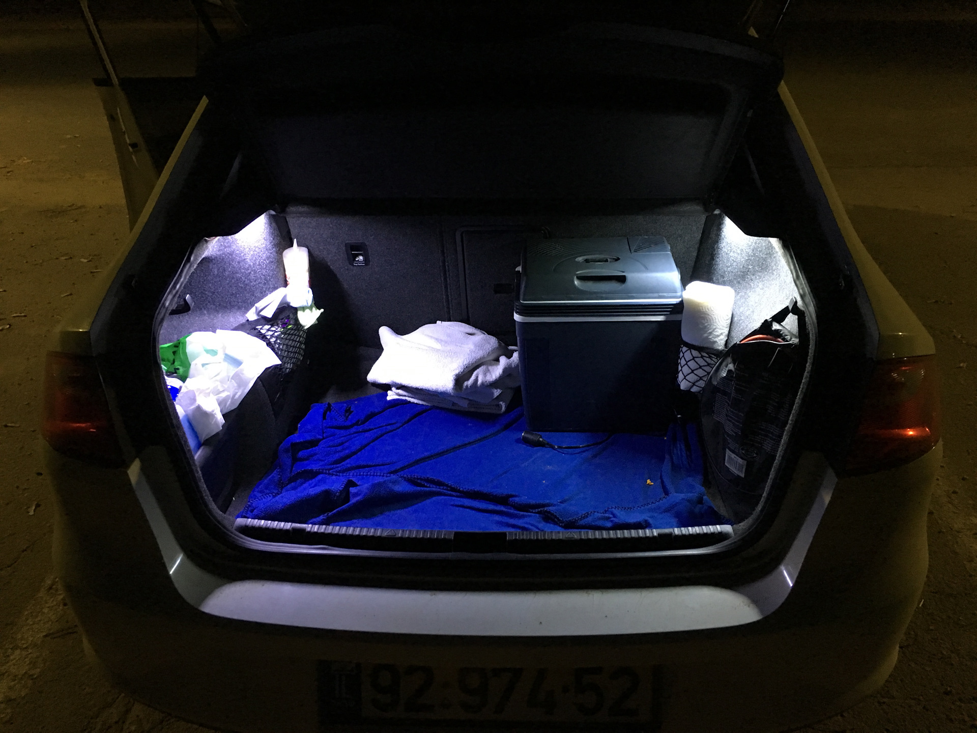 Шкода подсветка багажника. Skoda Rapid 2022 багажник. Seat Toledo 2 багажник. Свет в багажник Шкода Рапид.