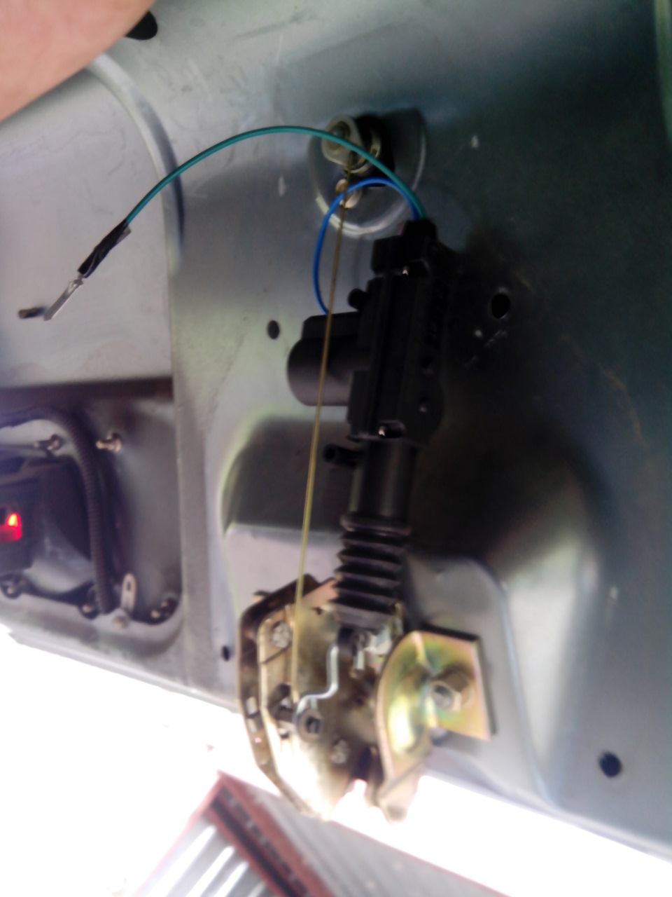 Кнопка открытия багажника — Lada 2115, 1,5 л, 2006 года | тюнинг | DRIVE2