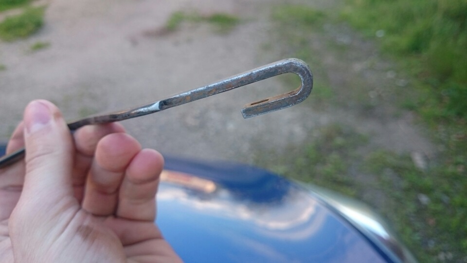 3. Убираем ржавчину с поводков дворников — Hyundai Solaris Hatchback, 1 ...