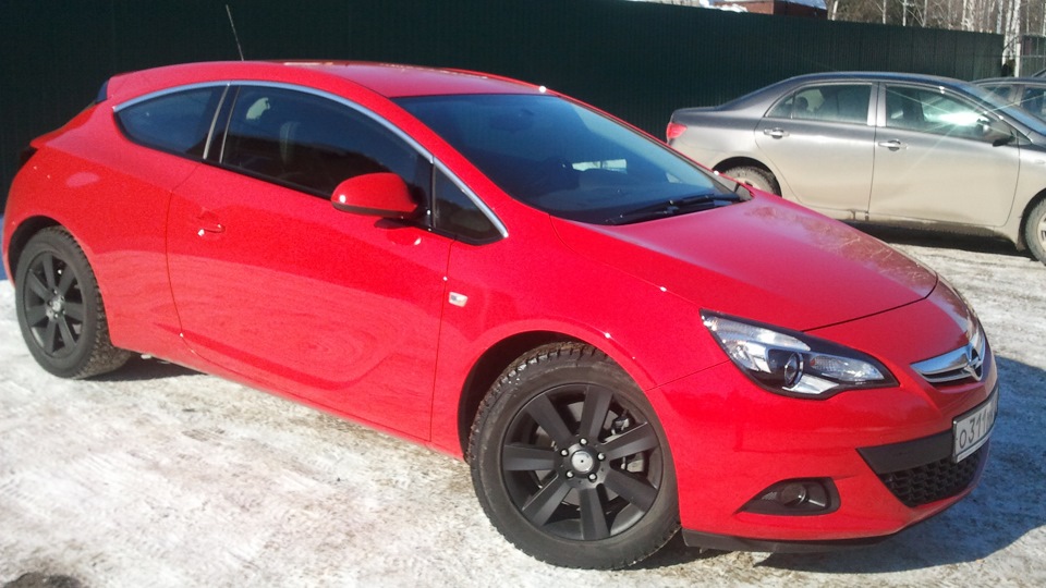 Opel Astra GTC красная