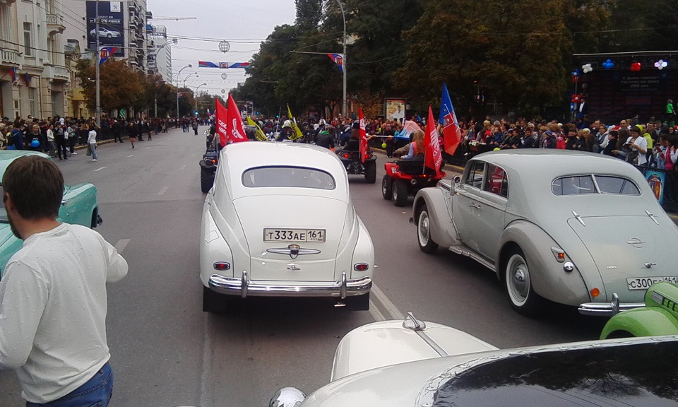 Автомобили ростов. Выставка автомобилей в Ростове на Дону. Ретро автомобили Ростов на Дону. Ретромобили в Ростове. Машина радио Ростова.