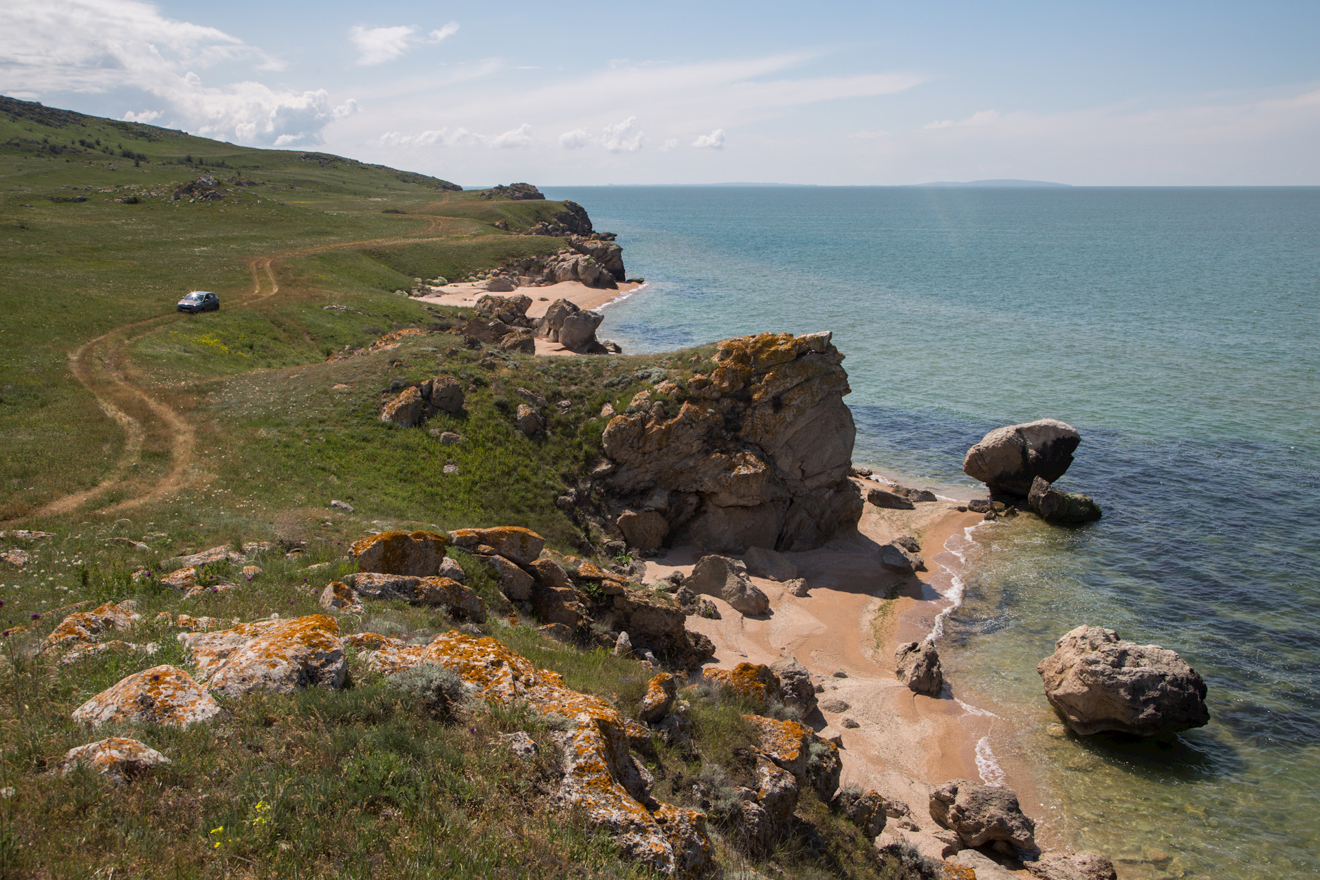 Генеральский пляж Судак. Генеральские пляжи Азовское море. Генеральские пляжи в Крыму с палаткой. Генеральские пляжи на Азовском море фото.