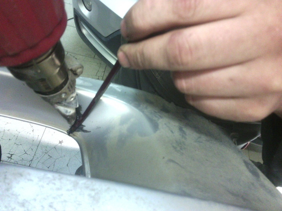 Пайка бампера паяльной станцией. Пайка пластика. Как запаять бампер паяльником. Пайка бампера феном с насадкой прутки. Пайка пластика паяльником.