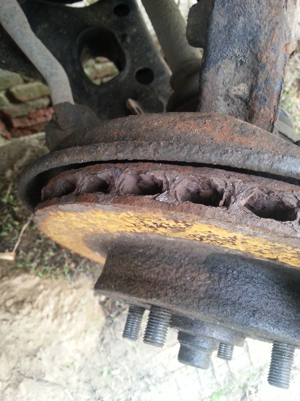 закисла нижняя направляющая суппорта — Toyota Caldina (190), 1,5 л ...