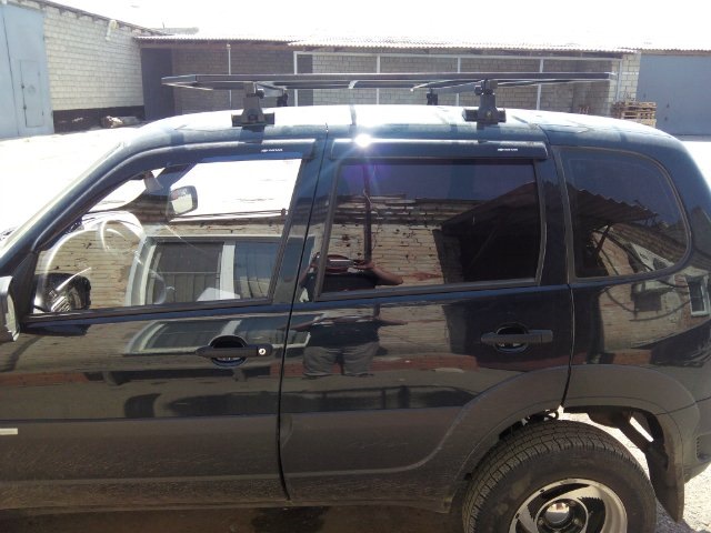 Багажник ВАЗ-2123 Chevrolet Niva, LADA Niva Travel с боковым ограждением с сеткой на штатные места