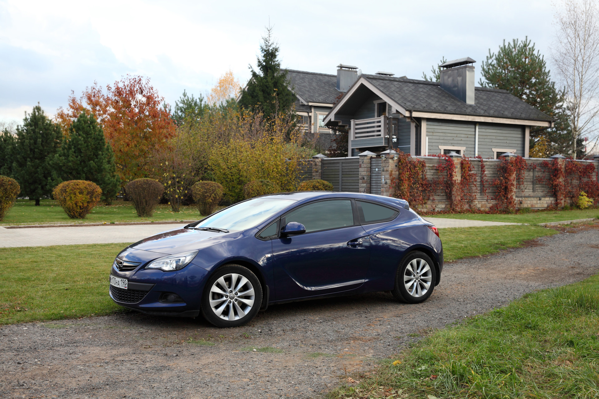 Opel Astra j GTC голубая