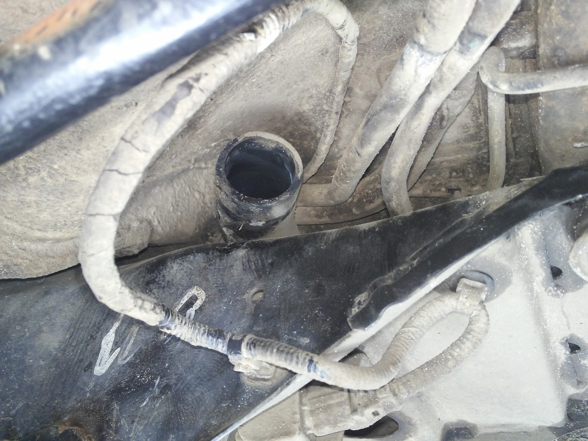 Как поменять заливную горловину. Калина 2 заливная горловина бензобака. Горловина топливного бака ford explorer 2. Заливная горловина газ 3110. Как поменять заливную горловину.