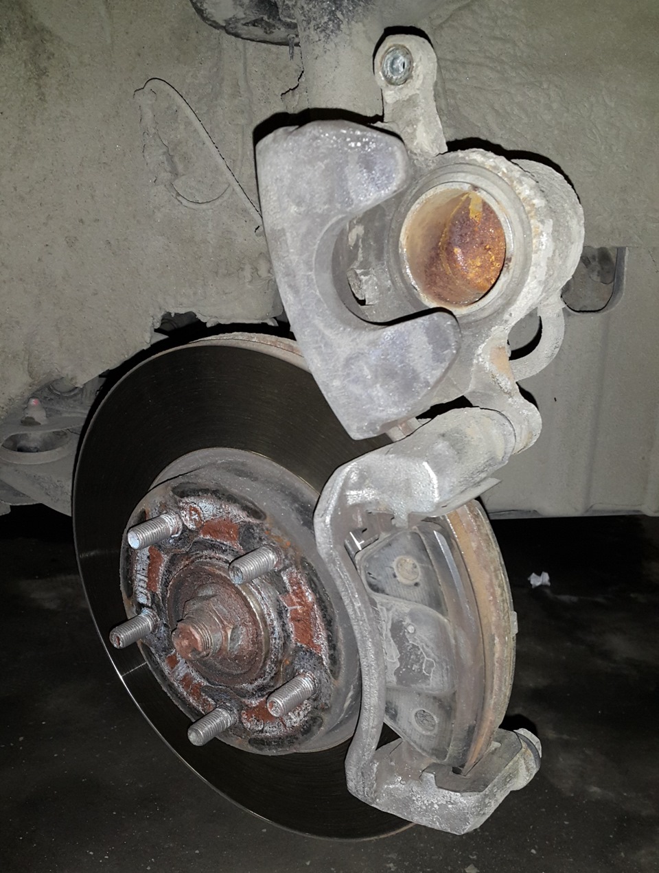 Как поменять колодки на кия сид 2008 без снятия колеса. Направляющие колодок кия сид 3. Замена колодок кия сид. Замена колодок кия сид. Колодки на ceed jd.